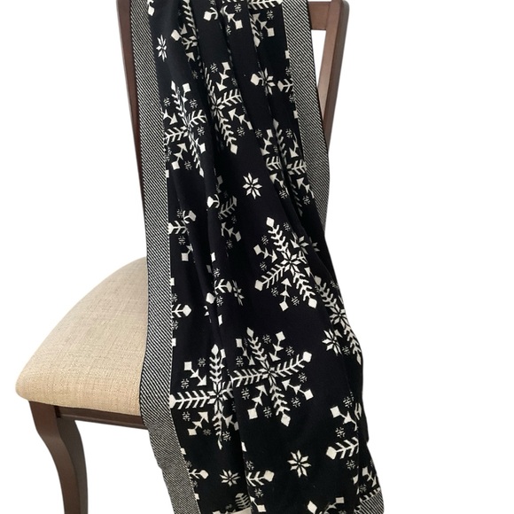 KIRKLANDS THROW Snowflake Reversible Black White Stripe Edges 60” x 56” NWOT - Picture 6 of 9